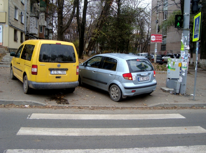 REVOLTĂTOR: Şi-au parcat automobilele în dreptul trecerii de pietoni (FOTO)