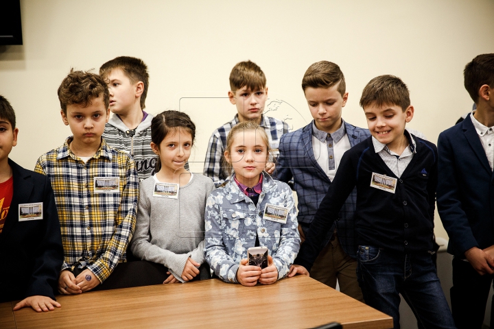 Parlamentul şi-a deschis din nou uşile pentru elevii unui liceu din Capitală (FOTOREPORT)