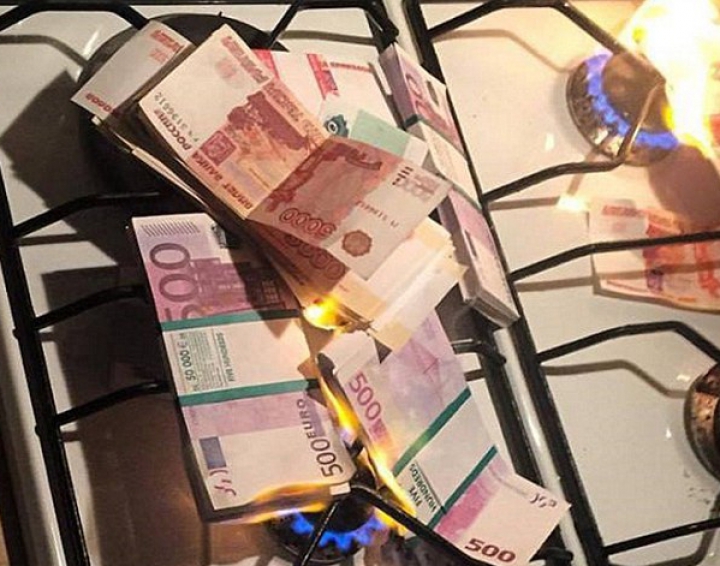 O tânără din Moscova, "spaima şoferilor": Conduce maşini de mii de euro şi arde teancuri de bani pe aragaz