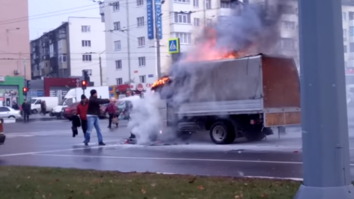 FLĂCĂRI în trafic. Un camion a luat foc din mers (VIDEO)