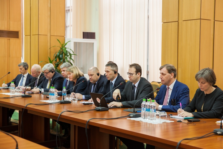 Filip la întâlnirea cu ambasadorii UE: Alegerile nu pot schimba opțiunea de integrare europeană a ţării