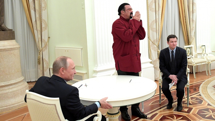 Vladimir Putin i-a dat pașaportul rusesc lui Steven Seagal (FOTO)