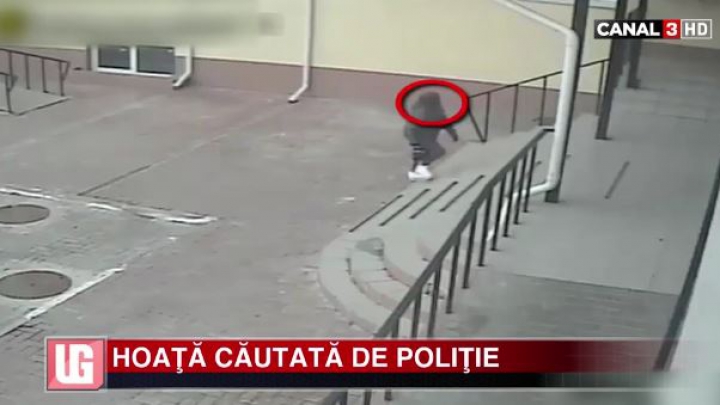 PRINSĂ CU MÂȚA-N SAC! O femeie, căutată de polițiști după ce a furat mai multe bunuri din scara unui bloc