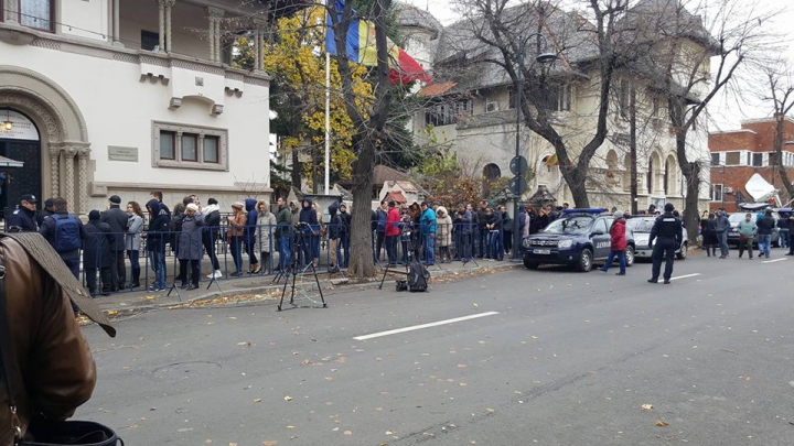 ALEGERI MOLDOVA, TURUL II: Moldovenii continuă să facă coadă la secțiile de votare din București (VIDEO/FOTO)