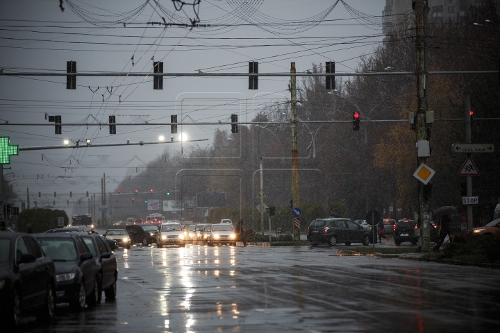 IARNA A VENIT ÎN MOLDOVA: Zăpada s-a aşternut în mai multe localităţi din ţară (VIDEO/FOTOREPORT)