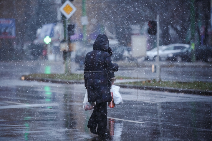 IARNA A VENIT ÎN MOLDOVA: Zăpada s-a aşternut în mai multe localităţi din ţară (VIDEO/FOTOREPORT)