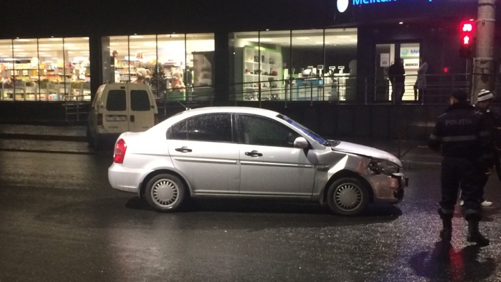 ACCIDENT în Capitală: Două automobile s-au lovit violent. Poliţia, la faţa locului (FOTO)