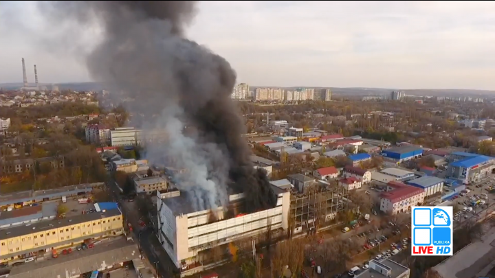 INCENDIU DEVASTATОR la un depozit din Chişinău: Un pompier A MURIT. Clădirea se PRĂBUŞEŞTE (FOTO/VIDEO)