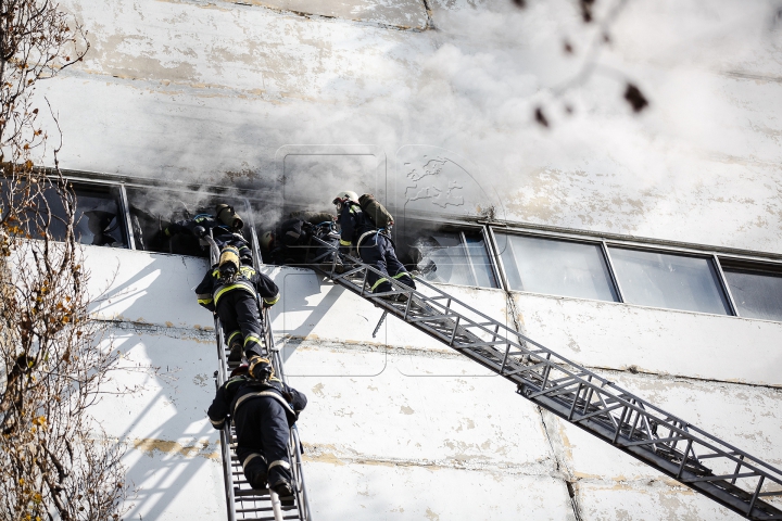 INCENDIUL DEVASTATOR din sectorul Ciocana a fost LICHIDAT după 31 de ore. O femeie este încă DISPĂRUTĂ