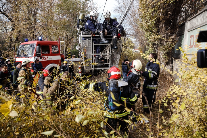 IMAGINI ŞOCANTE! Momentul în care pompierul decedat este scos din flăcări (FOTO/VIDEO)