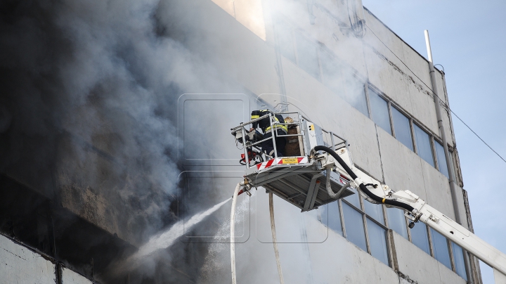 Pompierii au LICHIDAT incendiul din Sectorul Ciocana, la peste 30 de ore de luptă cu flăcările