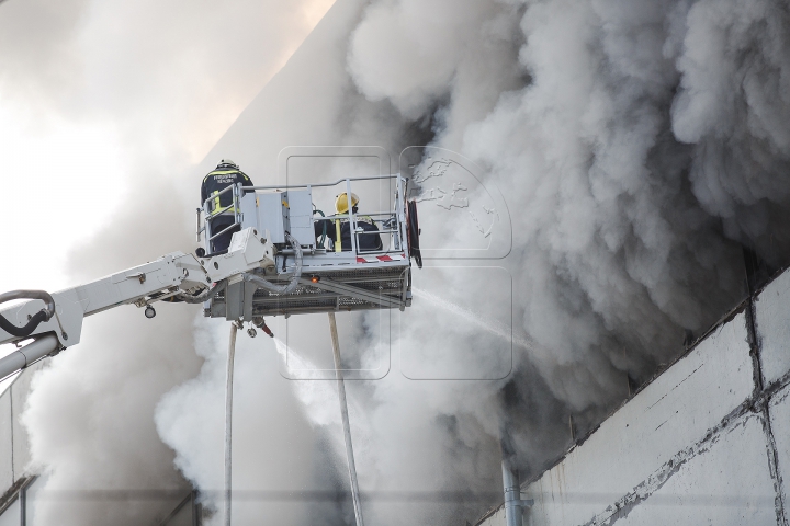 FILMUL EVENIMENTELOR. INCENDIUL DEVASTATOR de pe strada Uzinelor pare DE NEOPRIT (VIDEO)