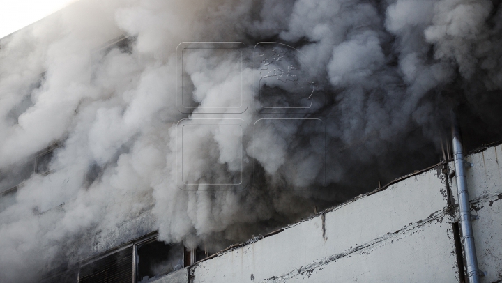 Pompierii au LICHIDAT incendiul din Sectorul Ciocana, la peste 30 de ore de luptă cu flăcările