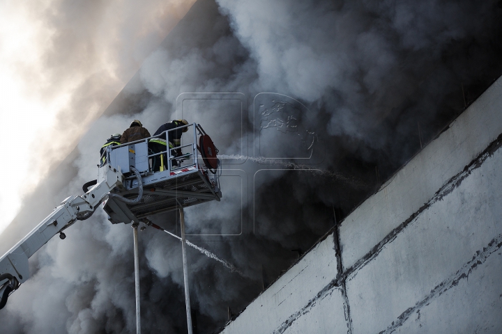 FILMUL EVENIMENTELOR. INCENDIUL DEVASTATOR de pe strada Uzinelor pare DE NEOPRIT (VIDEO)