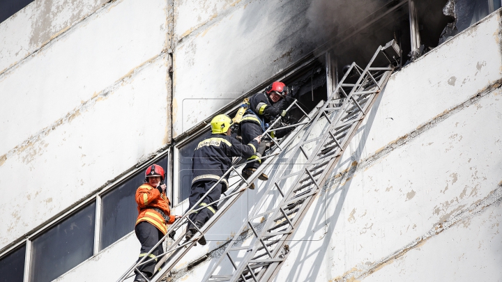 Pompierii au LICHIDAT incendiul din Sectorul Ciocana, la peste 30 de ore de luptă cu flăcările