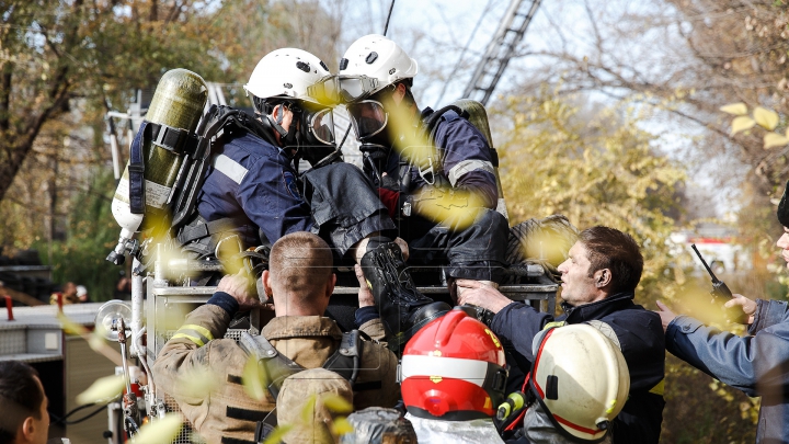 Pompierii au LICHIDAT incendiul din Sectorul Ciocana, la peste 30 de ore de luptă cu flăcările