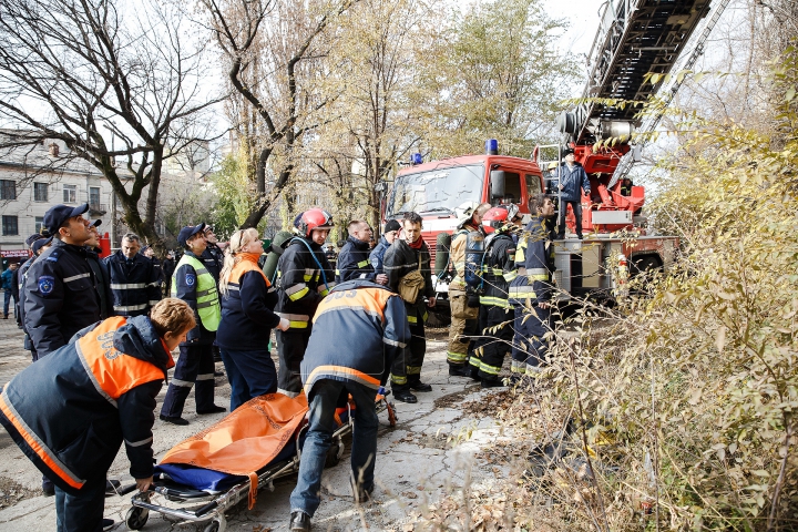 IMAGINI ŞOCANTE! Momentul în care pompierul decedat este scos din flăcări (FOTO/VIDEO)