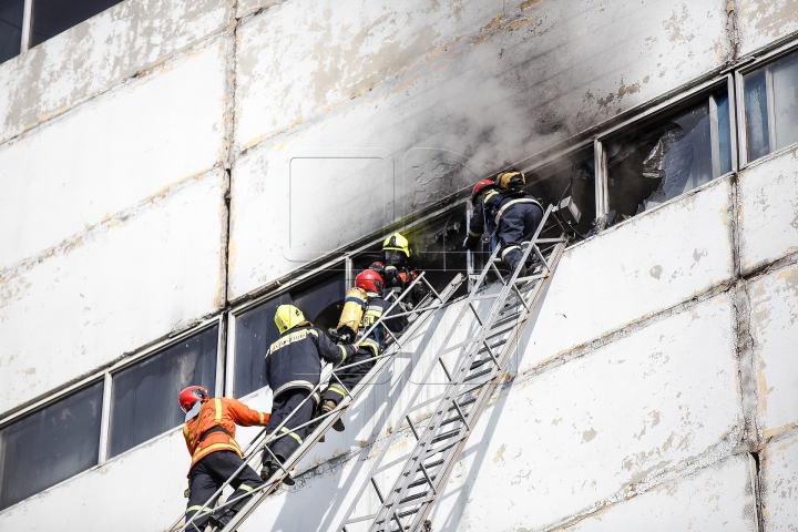 Pompierii au LICHIDAT incendiul din Sectorul Ciocana, la peste 30 de ore de luptă cu flăcările