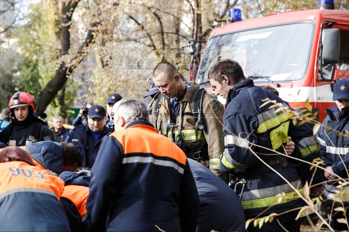 INCENDIUL DEVASTATOR din sectorul Ciocana a fost LICHIDAT după 31 de ore. O femeie este încă DISPĂRUTĂ