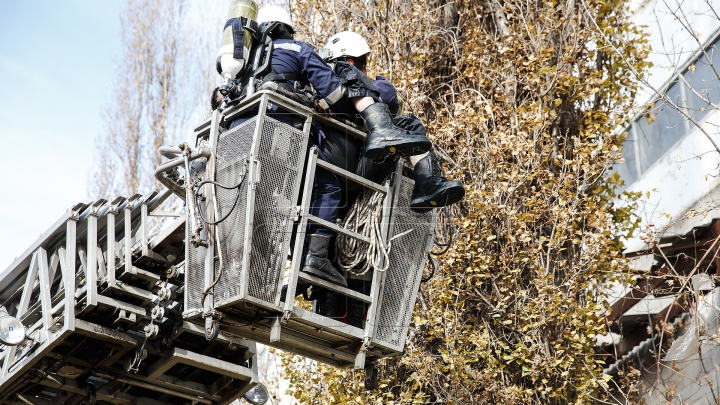 IMAGINI ŞOCANTE! Momentul în care pompierul decedat este scos din flăcări (FOTO/VIDEO)