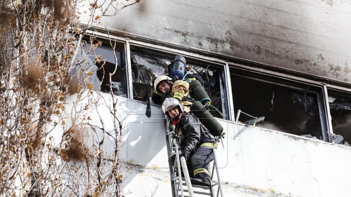 Pompierii au LICHIDAT incendiul din Sectorul Ciocana, la peste 30 de ore de luptă cu flăcările