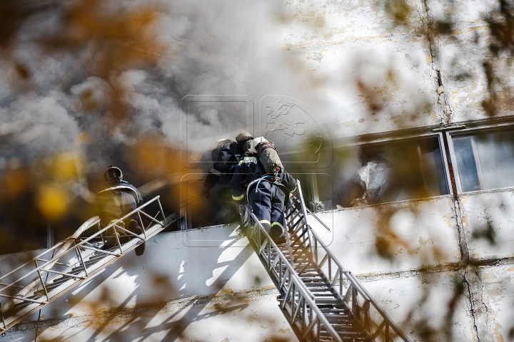 Pompierii au LICHIDAT incendiul din Sectorul Ciocana, la peste 30 de ore de luptă cu flăcările