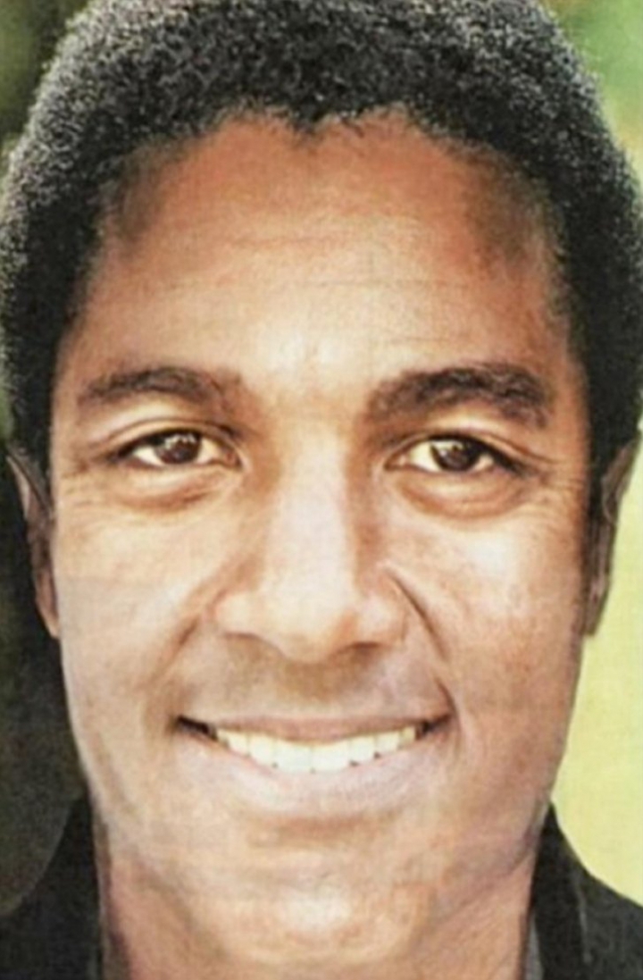 INCREDIBIL: Cum ar fi arătat Michael Jackson la 50 de ani, dacă nu îşi făcea nicio operaţie estetică (FOTO)