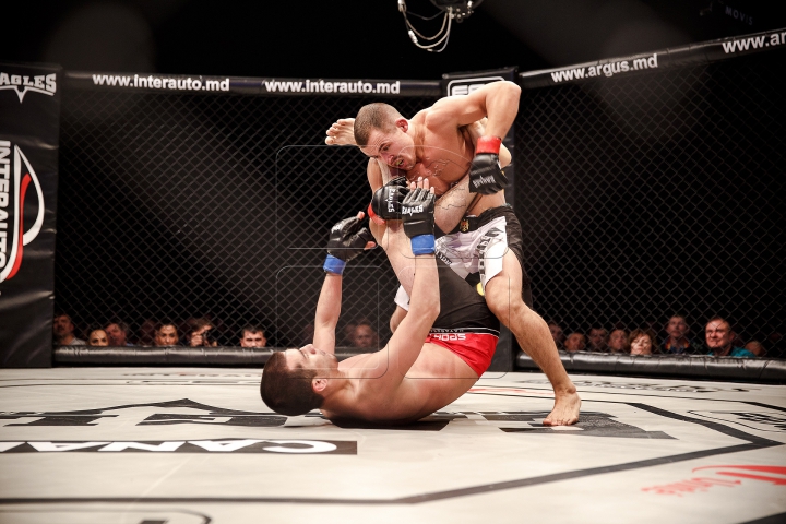 SPECTACOL DE SENZAŢIE la turneul de MMA. Cine este noul CAMPION MONDIAL (FOTOREPORT)