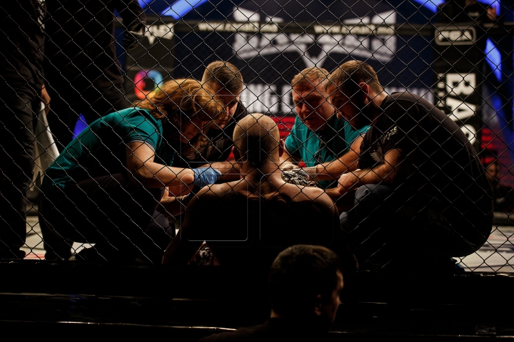 SPECTACOL DE SENZAŢIE la turneul de MMA. Cine este noul CAMPION MONDIAL (FOTOREPORT)