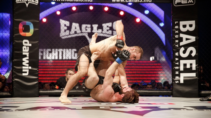 SPECTACOL DE SENZAŢIE la turneul de MMA. Cine este noul CAMPION MONDIAL (FOTOREPORT)