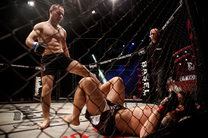 SPECTACOL DE SENZAŢIE la turneul de MMA. Cine este noul CAMPION MONDIAL (FOTOREPORT)