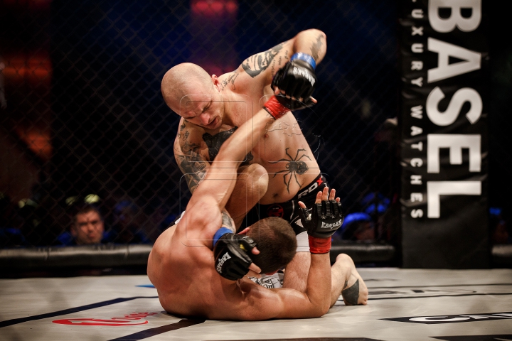 SPECTACOL DE SENZAŢIE la turneul de MMA. Cine este noul CAMPION MONDIAL (FOTOREPORT)