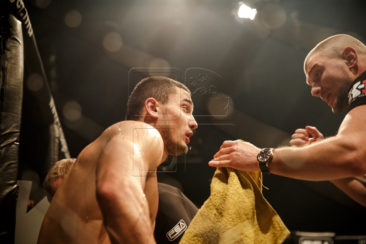 SPECTACOL DE SENZAŢIE la turneul de MMA. Cine este noul CAMPION MONDIAL (FOTOREPORT)