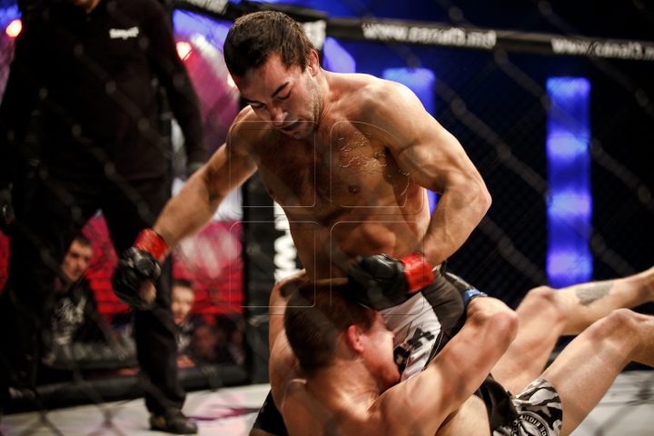 SPECTACOL DE SENZAŢIE la turneul de MMA. Cine este noul CAMPION MONDIAL (FOTOREPORT)