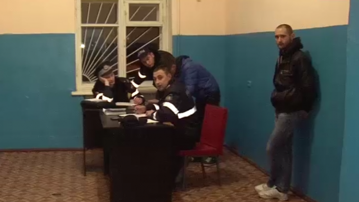 Planuri stricate! Ce au făcut doi tineri când au întâlnit poliţiştii în timpul nopţii (VIDEO)