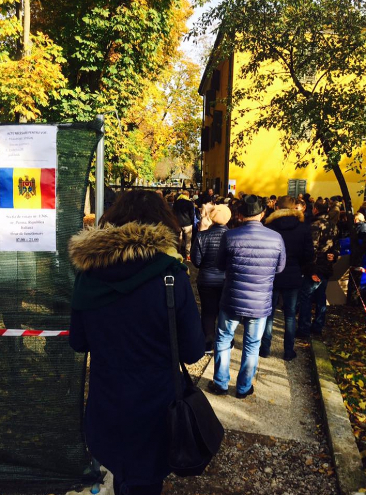 ALEGERI MOLDOVA, TURUL II: Sute de oameni la secţia de votare din oraşul italian Parma(FOTO)