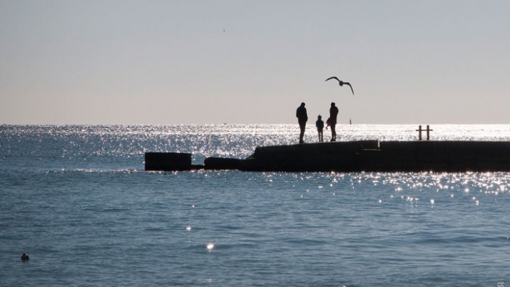 Vreme frumoasă şi în Ucraina! Locuitorii din Odesa au ieşit la plajă (FOTO)