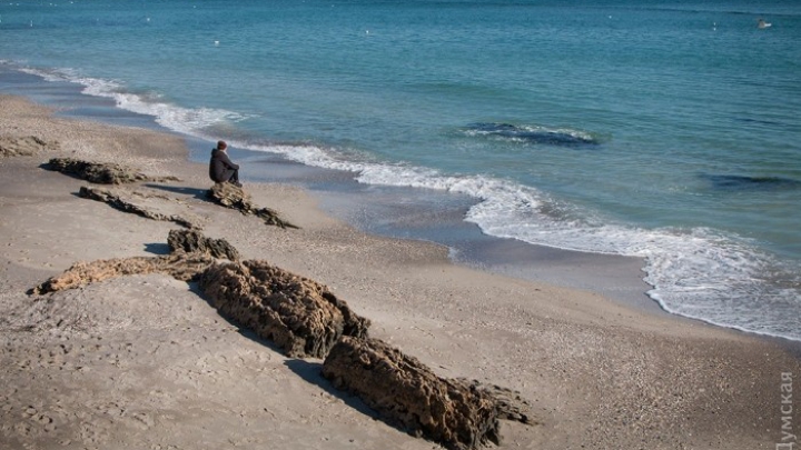 Vreme frumoasă şi în Ucraina! Locuitorii din Odesa au ieşit la plajă (FOTO)