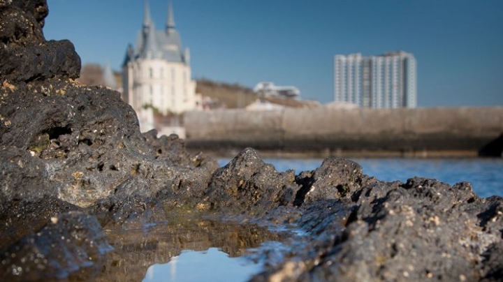 Vreme frumoasă şi în Ucraina! Locuitorii din Odesa au ieşit la plajă (FOTO)