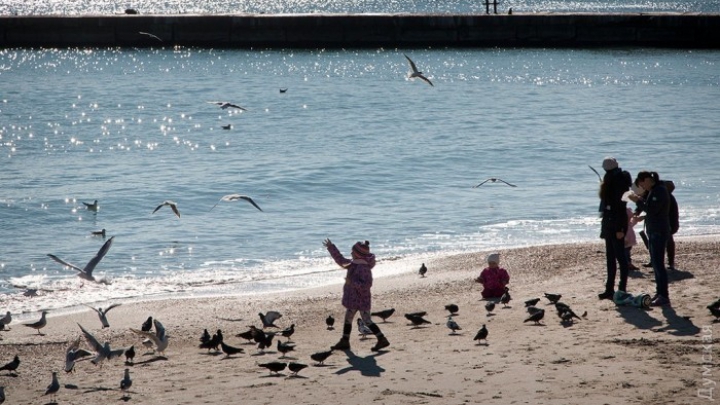 Vreme frumoasă şi în Ucraina! Locuitorii din Odesa au ieşit la plajă (FOTO)