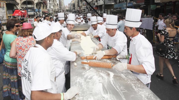 O pizza de URIAŞĂ, preparată în capitala Argentinei! Câţi metri măsoară deliciul (FOTO) 