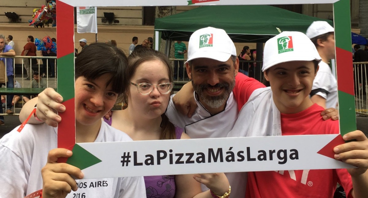 O pizza de URIAŞĂ, preparată în capitala Argentinei! Câţi metri măsoară deliciul (FOTO) 