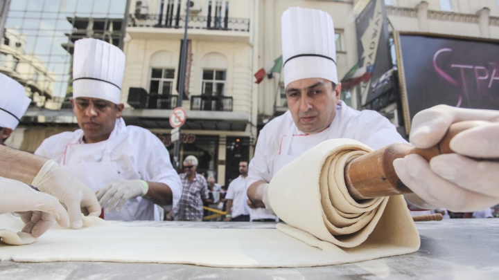 O pizza de URIAŞĂ, preparată în capitala Argentinei! Câţi metri măsoară deliciul (FOTO) 