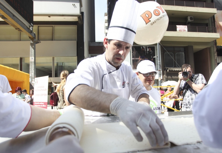 O pizza de URIAŞĂ, preparată în capitala Argentinei! Câţi metri măsoară deliciul (FOTO) 