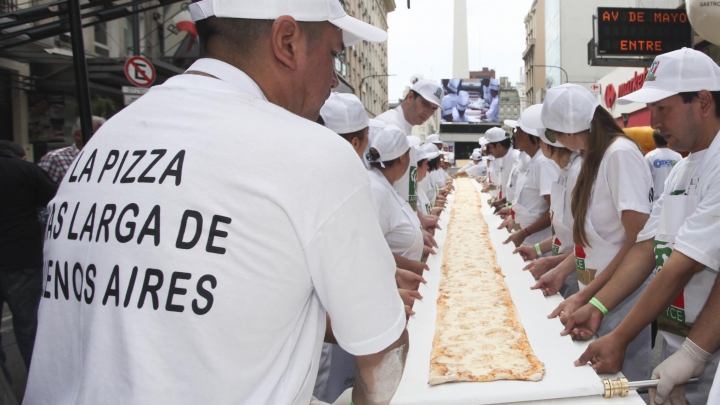 O pizza de URIAŞĂ, preparată în capitala Argentinei! Câţi metri măsoară deliciul (FOTO) 