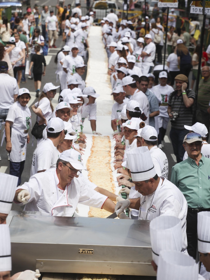 O pizza de URIAŞĂ, preparată în capitala Argentinei! Câţi metri măsoară deliciul (FOTO) 