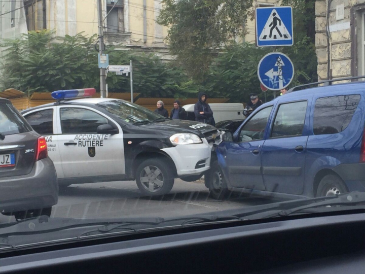 CULMEA CARAMBOLULUI! O maşină de la Accidente Rutiere, peste o Dacia. Cum s-a întâmplat (FOTO)