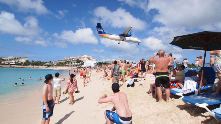 SENZAȚII TARI pe o PLAJĂ EXOTICĂ: Aeroportul din Caraibe care îți dă coșmaruri (VIDEO)