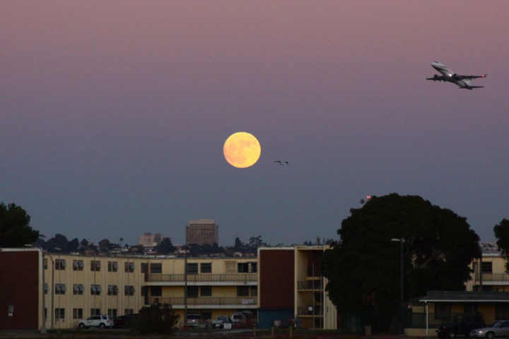 FANTASTIC! Super Luna, surprinsă din mai multe colţuri ale lumii (GALERIE FOTO)
