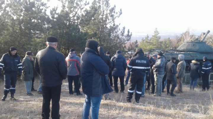 Deputaţi şi simpatizanţi ai PSRM au înnoptat lângă tancul din Corneşti. De ce le este frică (FOTO) 